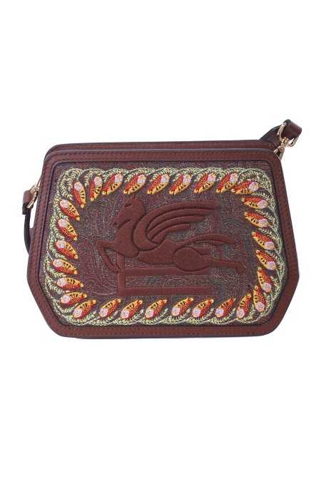 Shop ETRO  Borsa: Etro borsa a tracolla ETRO Essential realizzata nell'iconico tessuto Paisley jacquard, decorata dal logo ETRO Pegaso ricamato dall'effetto tridimensionale e da una bordatura floreale. La borsa con spallaccio removibile è perfetta per essere indossata a spalla o tracolla.
Dimensioni: 22,5 x 15,5 x 8 cm.
Esterno: Tessuto Paisley: Fronte: 76% cotone, 24% poliestere; Retro: 100% cotone.
Spalmatura_ PVC.
Dettagli: 100% pelle di vitello.
Ricamo: 100% poliestere.
Interno: 100% pelle di agnello.
Chiusura con zip.
Spallaccio removibile e regolabile altezza (luce) 33 cm.
Accessori metallici con finitura oro.
Made in Italy.. 1P051 7115-0100